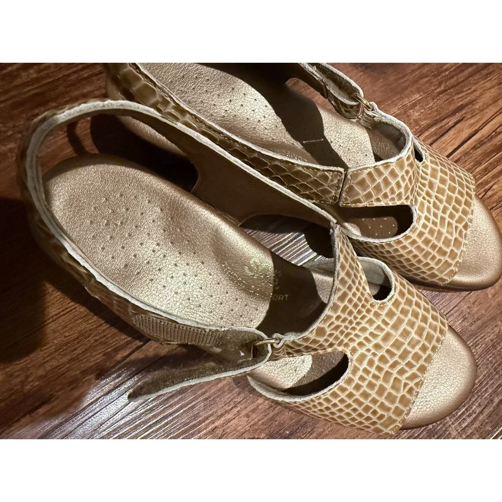 SAS San Antonio Shoemakers Women's Gold Crocodile Embossed Slingback Sandals‎ 8S